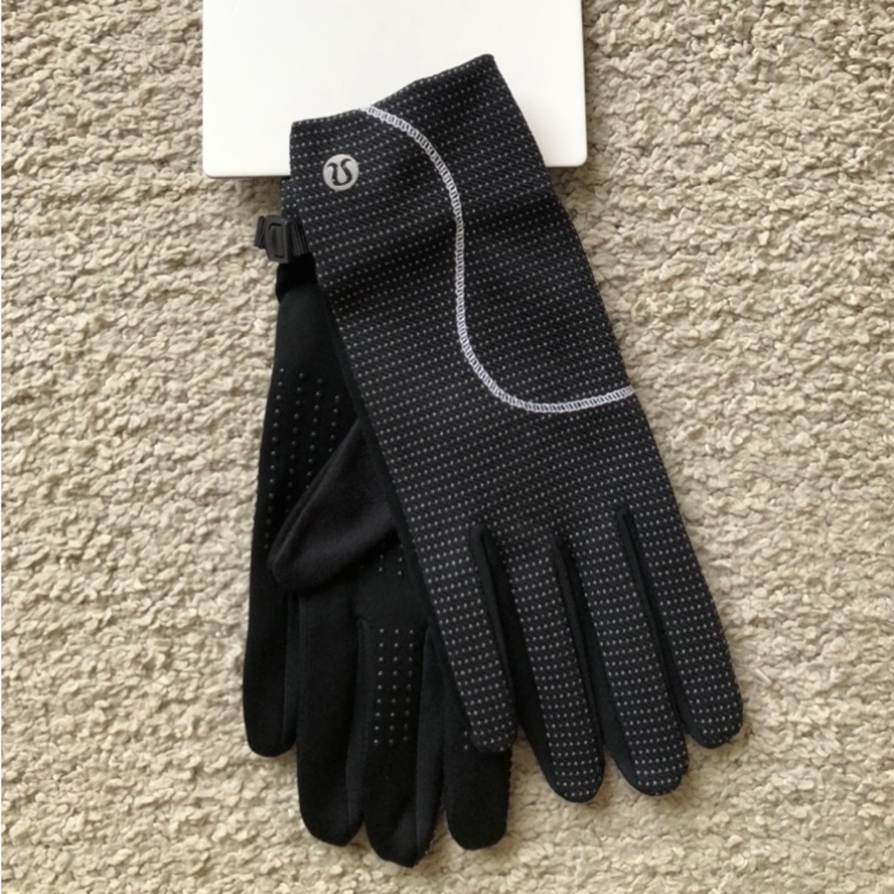 LULULEMON Fast and Free Reflective Run Gloves. NWT.